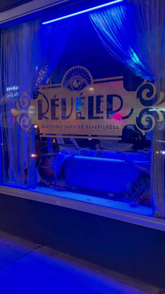 The illuminated Révéler sign